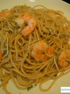 Una foto de Espaguetis con gambas