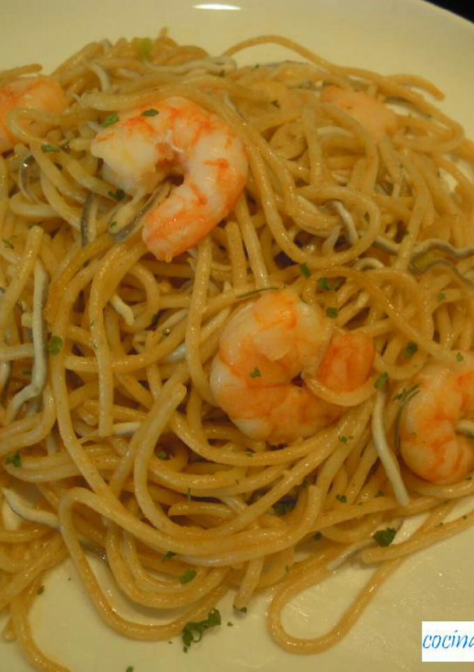 Una foto de Espaguetis con gambas