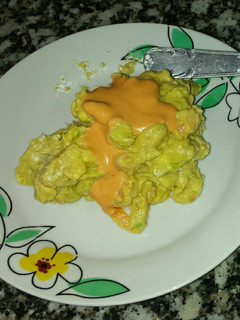 Una foto de Aguacate con langostinos y salsa cocktail