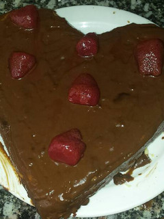 Una foto de Bizcocho con chocolate y fresas