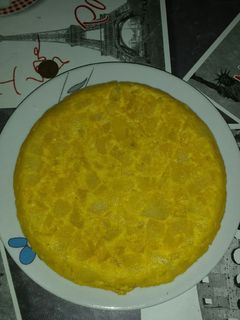 Una foto de tortilla de patata con patatascocidas