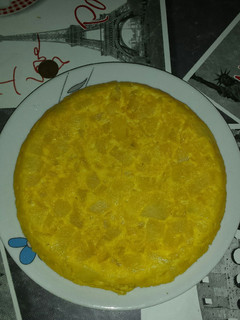 Una foto de tortilla de patata con patatascocidas