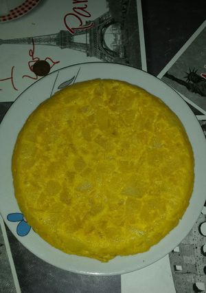 Una foto de tortilla de patata con patatascocidas