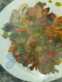 Una foto de salteado de verduras con champiñones salchichón de pavo y pimientos