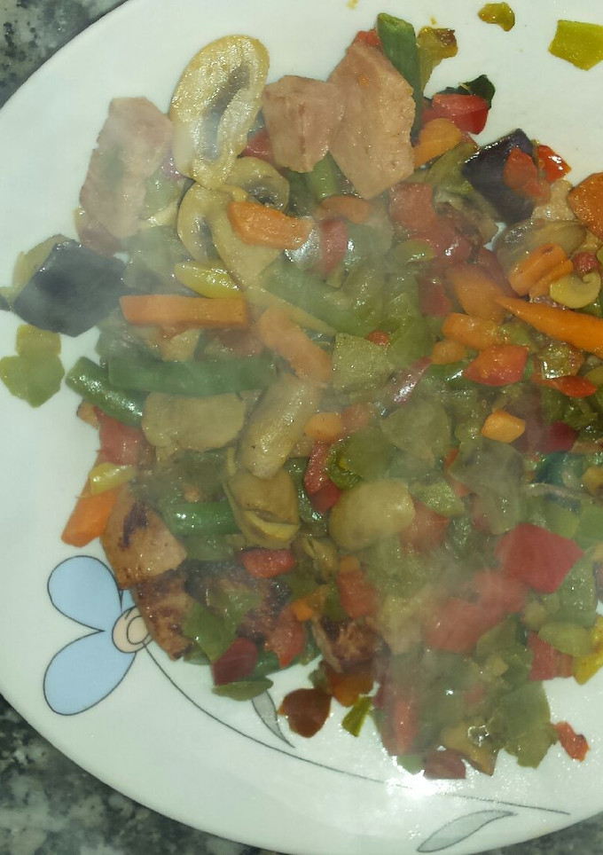 Una foto de salteado de verduras con champiñones salchichón de pavo y pimientos