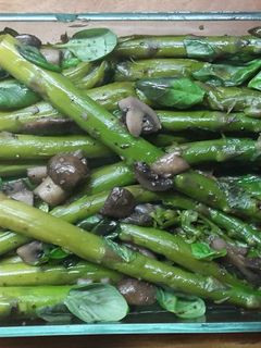 Una foto de Espárragos y champiñones con miel y albahaca