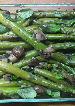 Una foto de Espárragos y champiñones con miel y albahaca
