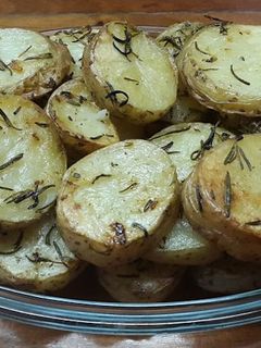 Una foto de Papas rústicas al romero