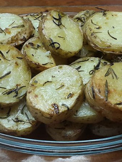 Una foto de Papas rústicas al romero