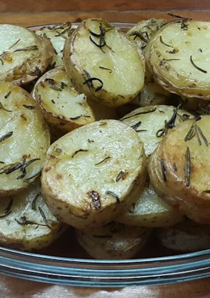 Una foto de Papas rústicas al romero