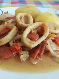 Una foto de Calamares con tomate
