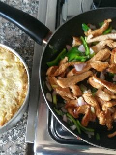 Una foto de Torta de plátano y fajitas de pollo