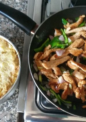 Una foto de Torta de plátano y fajitas de pollo