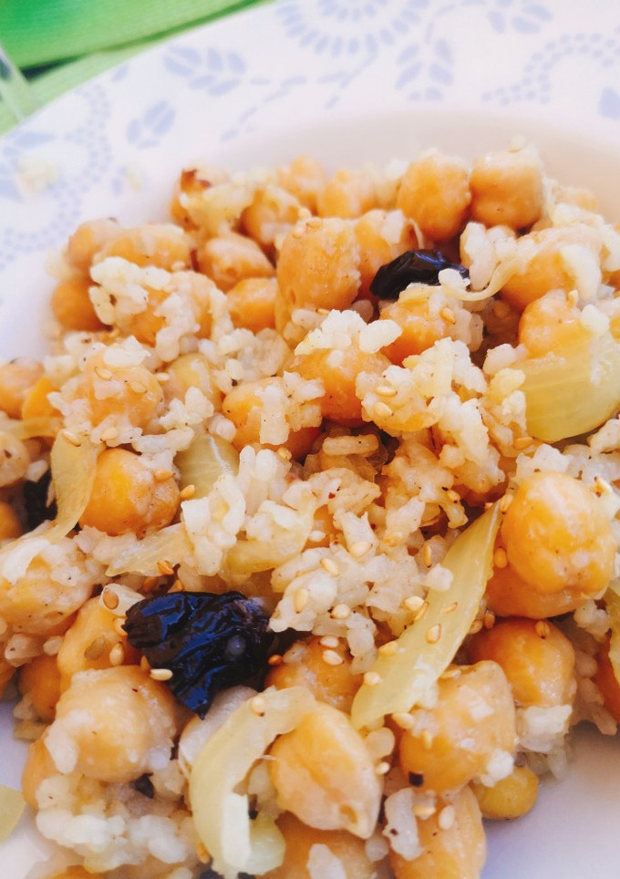 Una foto de Garbanzos con arroz y pasas