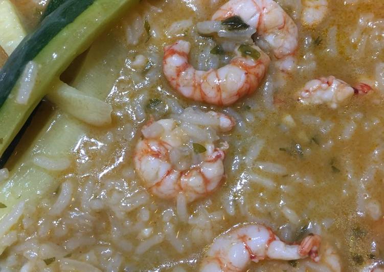 Arroz a banda con gambas y calabacín