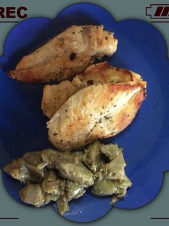 Una foto de Pechuga de pollo al horno y alcachofas