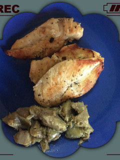 Una foto de Pechuga de pollo al horno y alcachofas