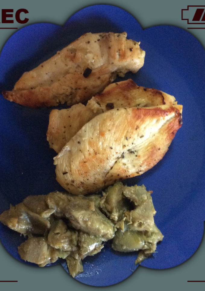 Una foto de Pechuga de pollo al horno y alcachofas