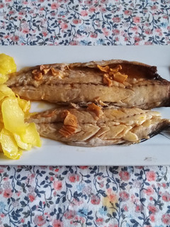 Una foto de Caballa a la plancha con picada de ajo