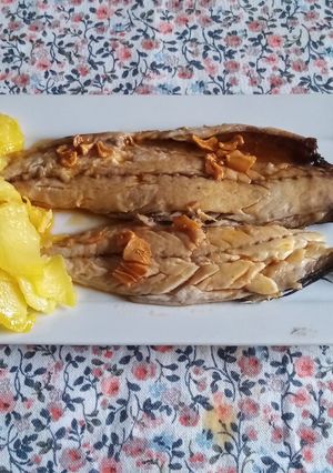 Una foto de Caballa a la plancha con picada de ajo