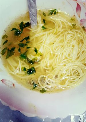 صورة لوصفة شوربه الشعيريه مع البقدونس