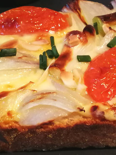 Una foto de Tostón con queso Gouda y verduras