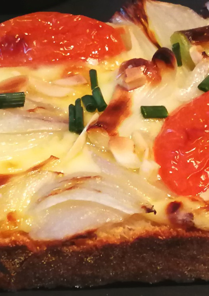 Una foto de Tostón con queso Gouda y verduras