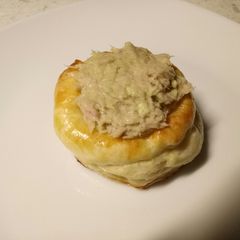 A picture of Avocado and tuna vol a vent.