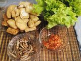 tempe tahu teri goreng, sambal bawang,lalapan menggugah selera.