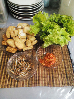 Foto resep tempe tahu teri goreng, sambal bawang,lalapan menggugah selera.
