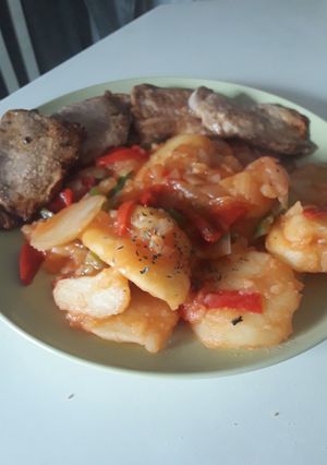 Una foto de Lomo con patatas y verduras