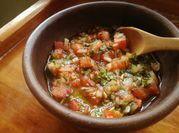 Una foto de pebre aji verde