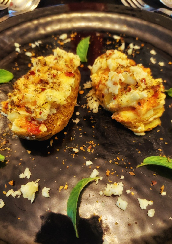 चीजी पनीर बेक्ड पोटैटो(cheese paneer baked potato recipe in hindi) रेसिपी मुख्य फोटो