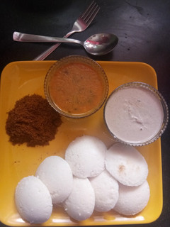 साउथ इंडियन फेमस इडली सांबर (South Indian famous idli sambar recipe in Hindi) रेसिपी मुख्य फोटो