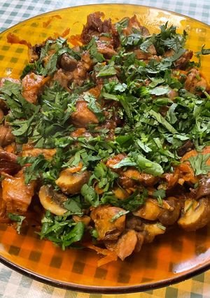 Une photo de Poulet caramélisé au gingembre, champignons et carottes