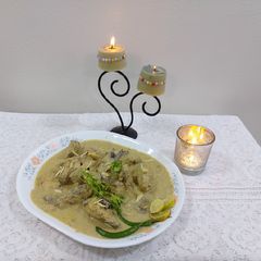 A picture of Shahi white chicken creamy qorma.