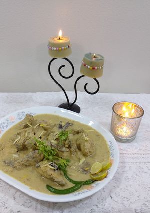 A picture of Shahi white chicken creamy qorma.