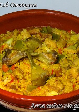 Una foto de Arroz meloso con pollo y verduras