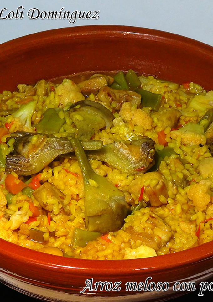 Una foto de Arroz meloso con pollo y verduras