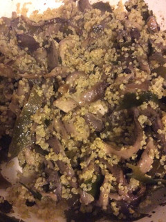 Una foto de Quinoa con setas y algas.
