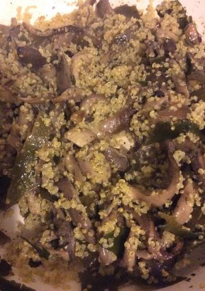 Una foto de Quinoa con setas y algas.
