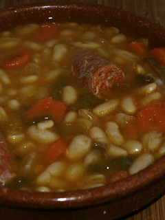 Una foto de Alubias blancas con chorizo🍴