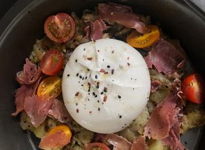 Foto principal de Berenjena al horno con tomates cherry, jamón serrano y burrata