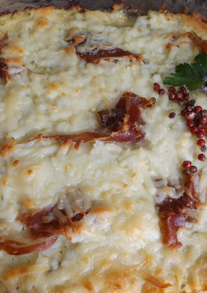 Una foto de Pastel de carne de ternera y salchichas frescas con coliflor y mozzarella