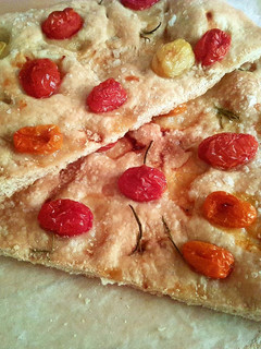 Una foto de Focaccia de tomate cherry y romero