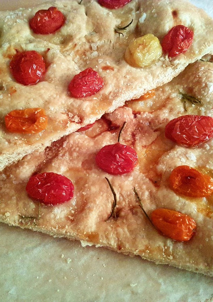 Una foto de Focaccia de tomate cherry y romero