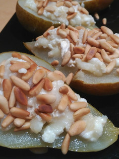Una foto de Peras rellenas de queso de cabra y piñones🍐