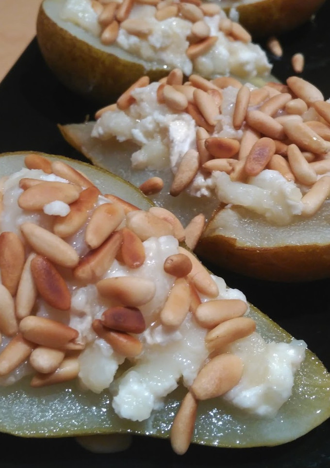 Una foto de Peras rellenas de queso de cabra y piñones🍐