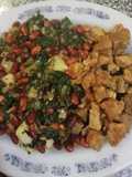 Cubos de cerdo especiados con papas, acelga y porotos colorados