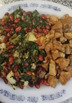 Una foto de Cubos de cerdo especiados con papas, acelga y porotos colorados